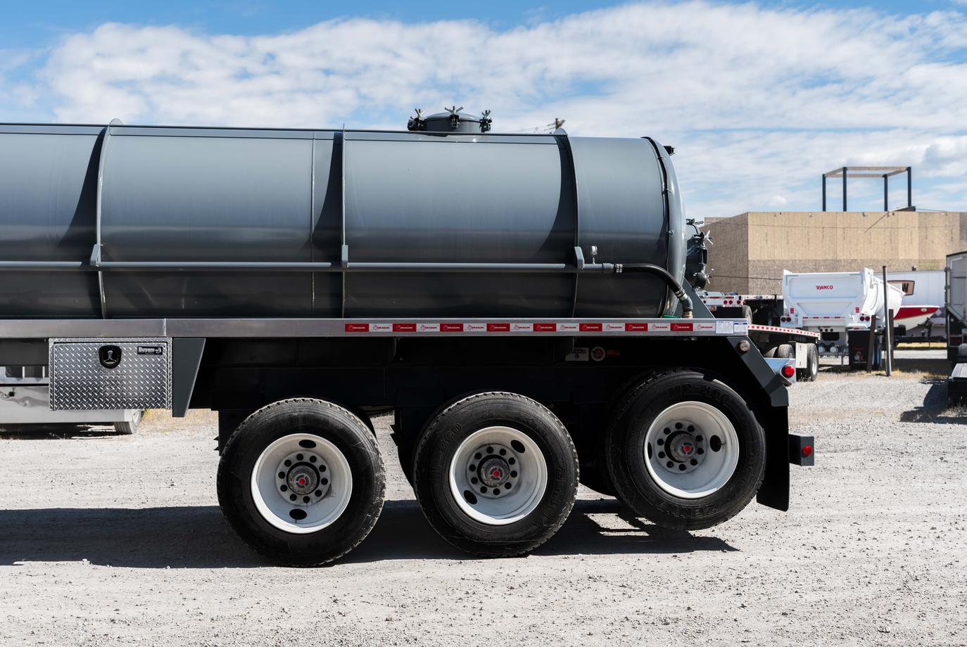 DRAGON 165 BBL 3 AXLE VAC TRAILER