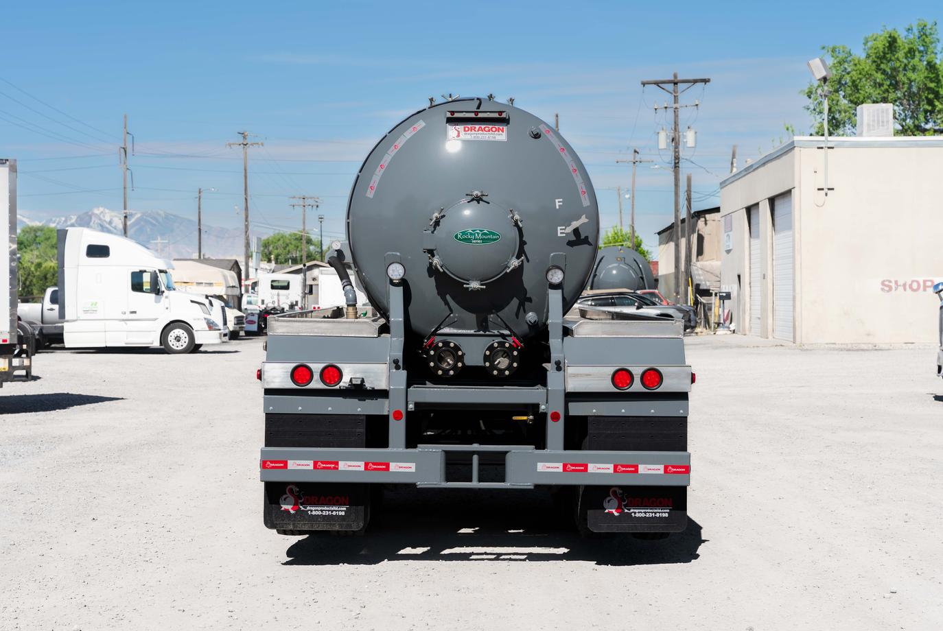 DRAGON 165 BBL 3 AXLE VAC TRAILER