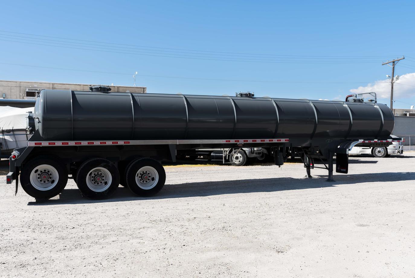 DRAGON 165 BBL 3 AXLE VAC TRAILER