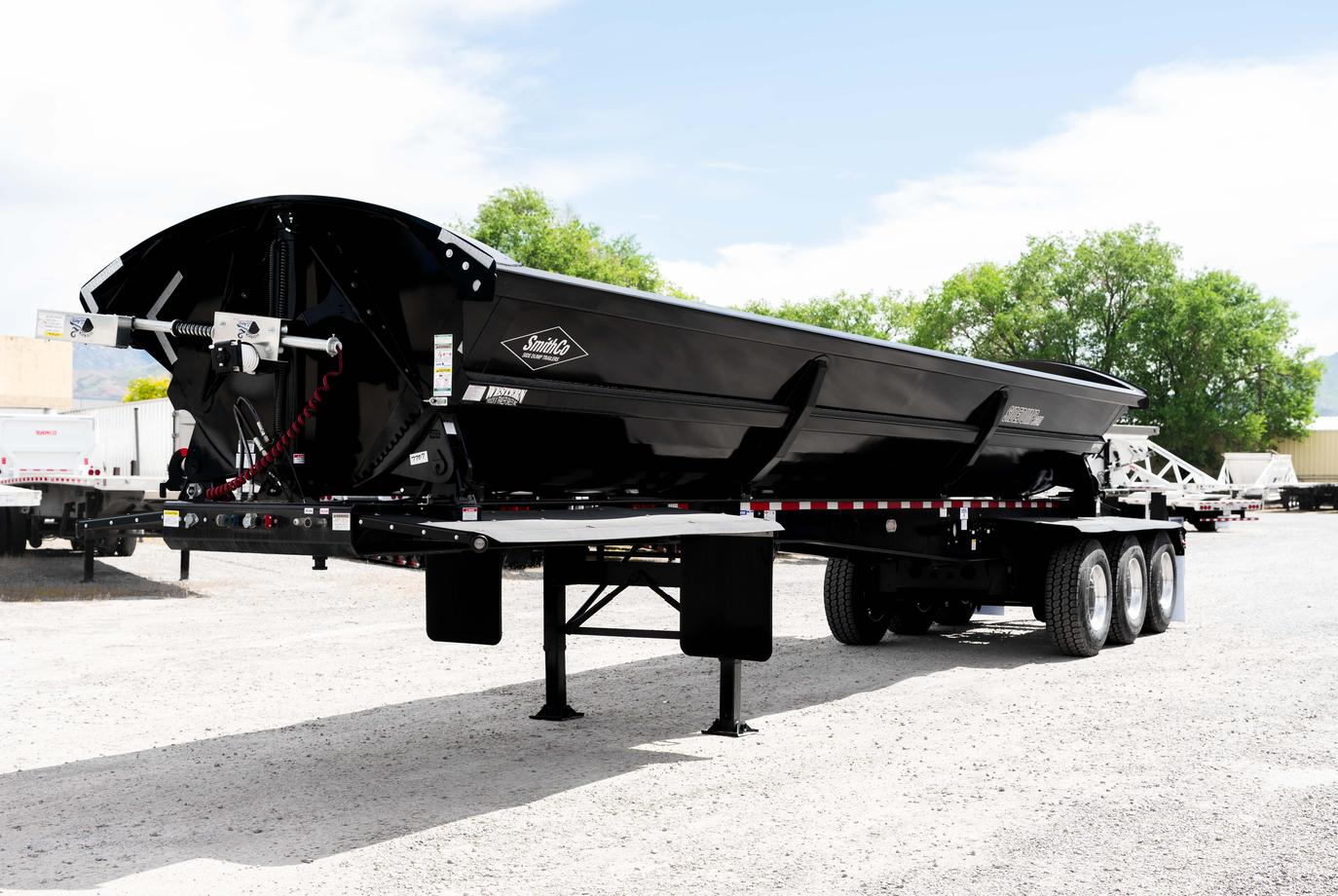 SMITHCO 3 AXLE SIDE DUMP: BLACK TUB & BLACK FRAME