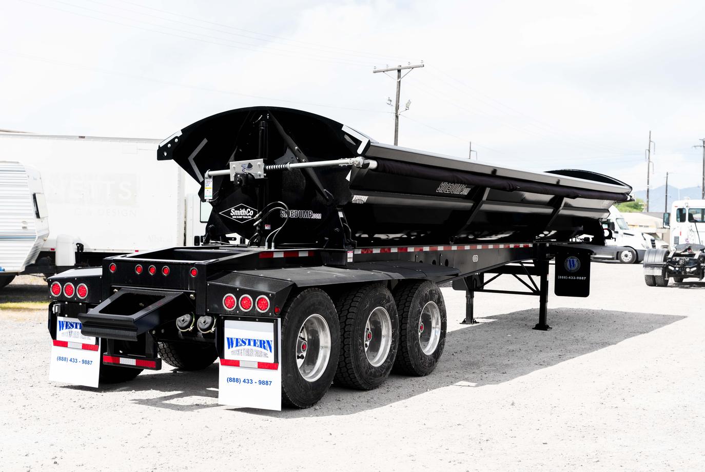 SMITHCO 3 AXLE SIDE DUMP: BLACK TUB & BLACK FRAME