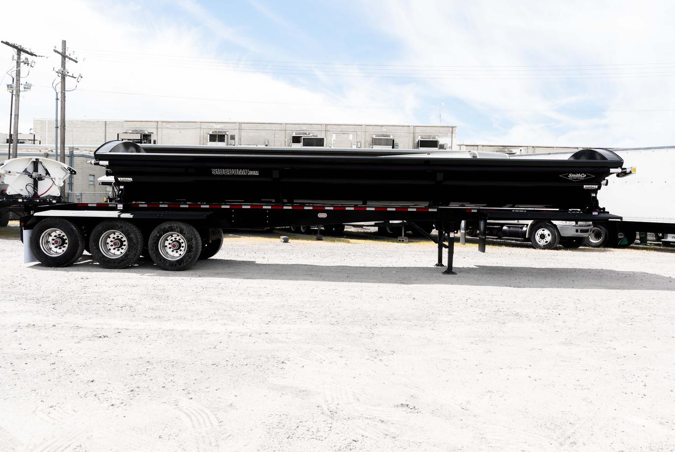 SMITHCO 3 AXLE SIDE DUMP: BLACK TUB & BLACK FRAME