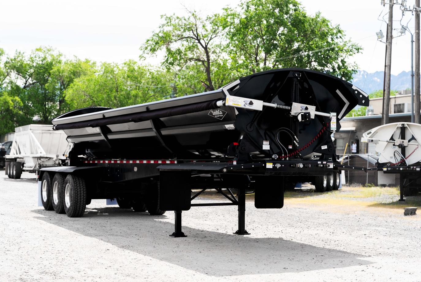 SMITHCO 3 AXLE SIDE DUMP: BLACK TUB & BLACK FRAME