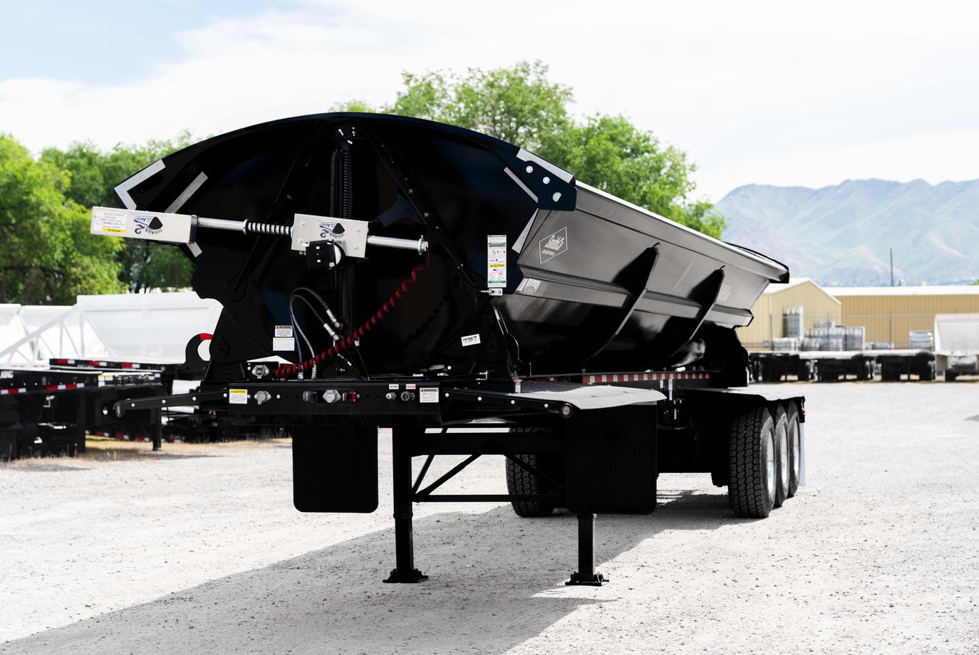 SMITHCO 3 AXLE SIDE DUMP: BLACK TUB & BLACK FRAME