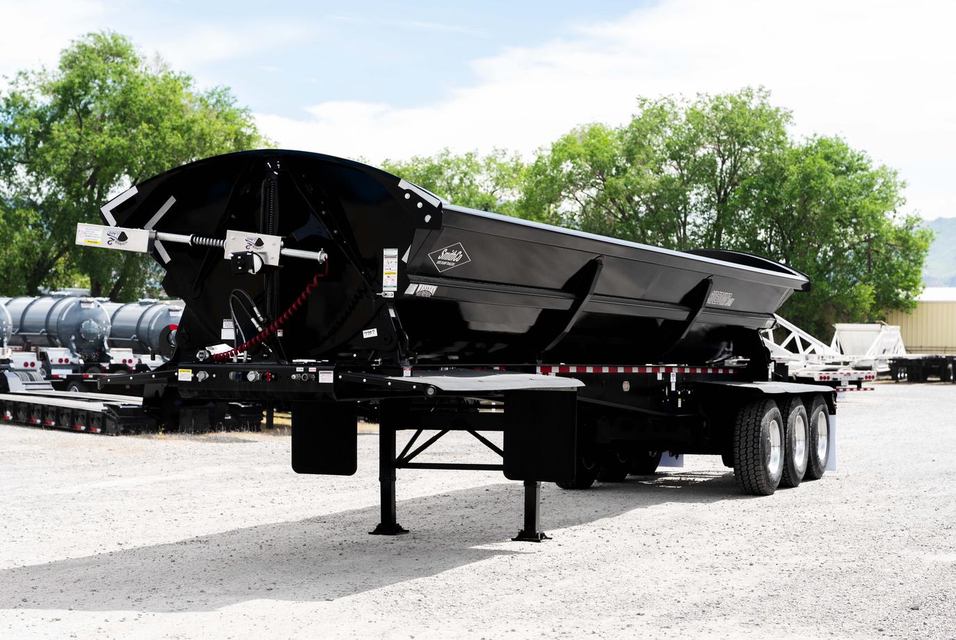 SMITHCO 3 AXLE SIDE DUMP: BLACK TUB & BLACK FRAME