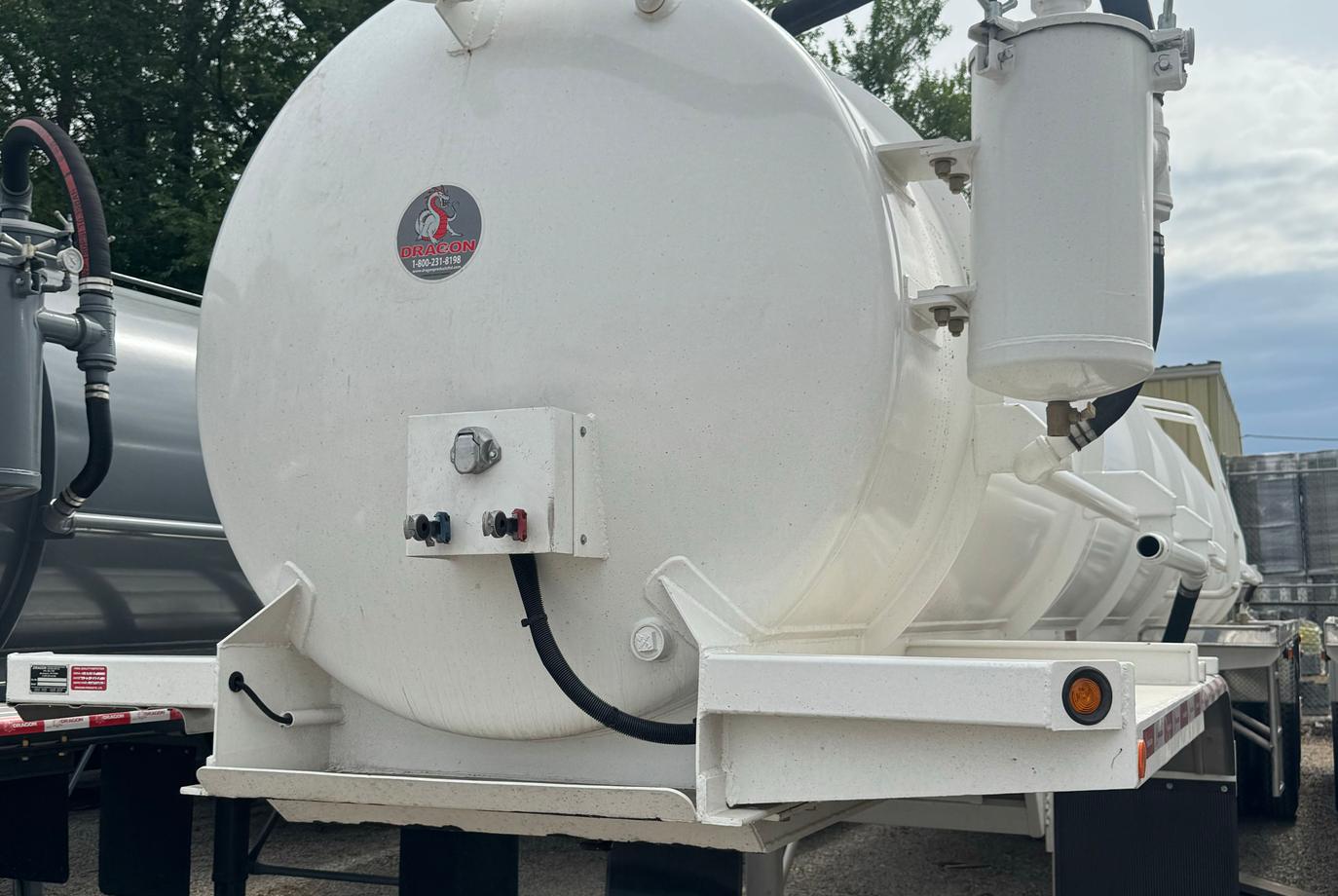 DRAGON 165 BBL 3 AXLE VAC TRAILER